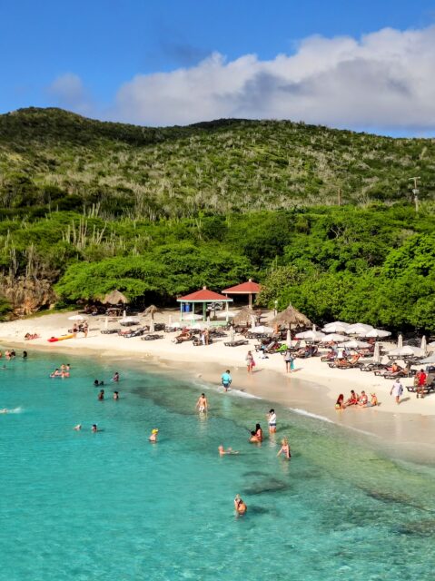 世界盃 2026｜爆紅度假勝地 Curaçao 這座不到 16 萬人口的小島，擁有 35 座夢幻海灘、UNESCO 彩色古城、加勒比海最美秘境，5 大必訪理由一次看！