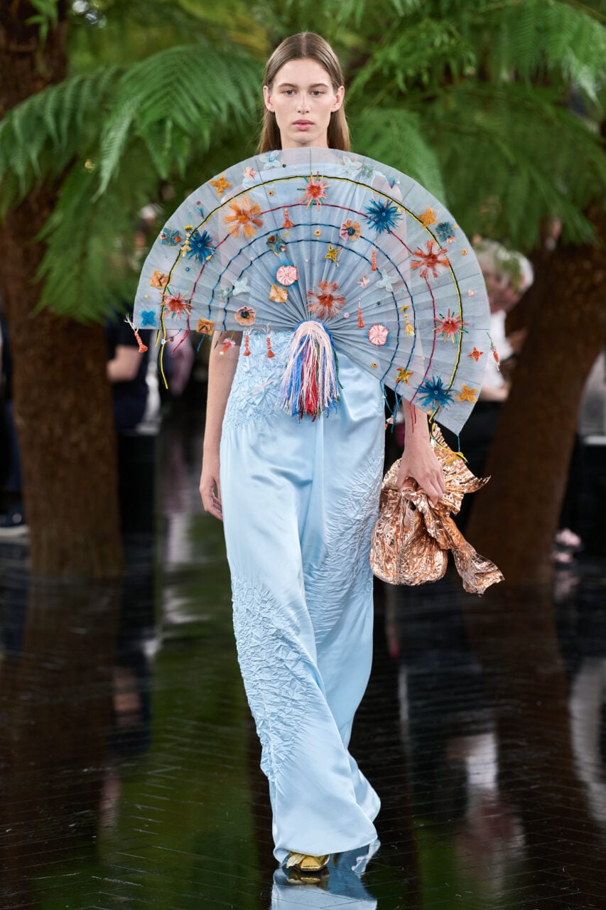 柔軟的挑釁：在雕塑的褶襇間，Dior 重新定義時裝的實義｜Fall 2026 Couture
