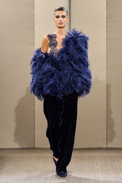 在黑色之間尋找光芒：Silvana Armani 以「閨房美學」，重塑 Giorgio Armani Privé 高級訂製的女性魅力｜Fall 2026 Couture