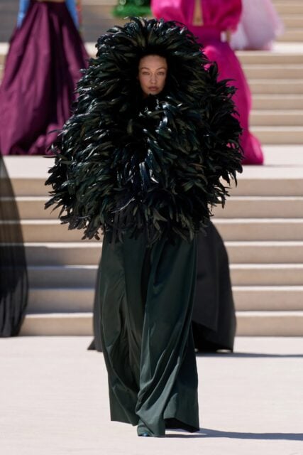 讓雕塑學會呼吸:Pierpaolo Piccioli 在 Balenciaga 第 55 季高級訂製系列,重新定義人體與輪廓的關係|Fall 2026 Couture