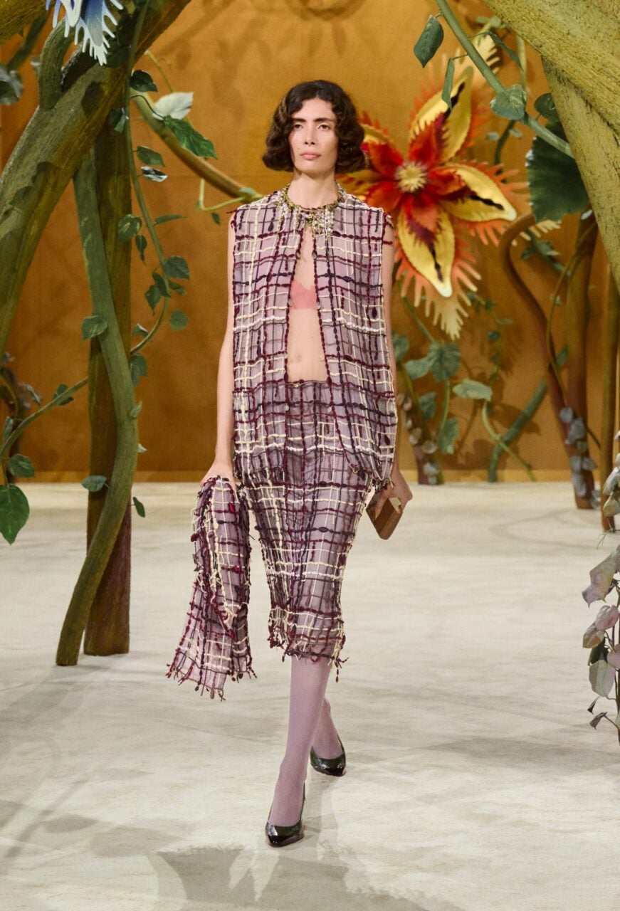 CHANEL 高訂的奇幻花園：Matthieu Blazy 以童話為引，致敬品牌創辦人的不凡一生｜Fall 2026 Couture