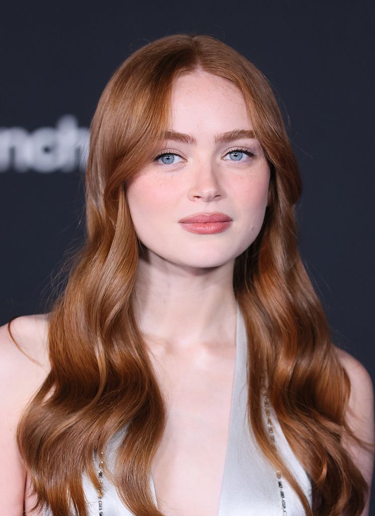 認識「蜘蛛俠 4」新角 Sadie Sink！從《怪奇物語》紅髮女到 Prada 代言人的成熟銳變