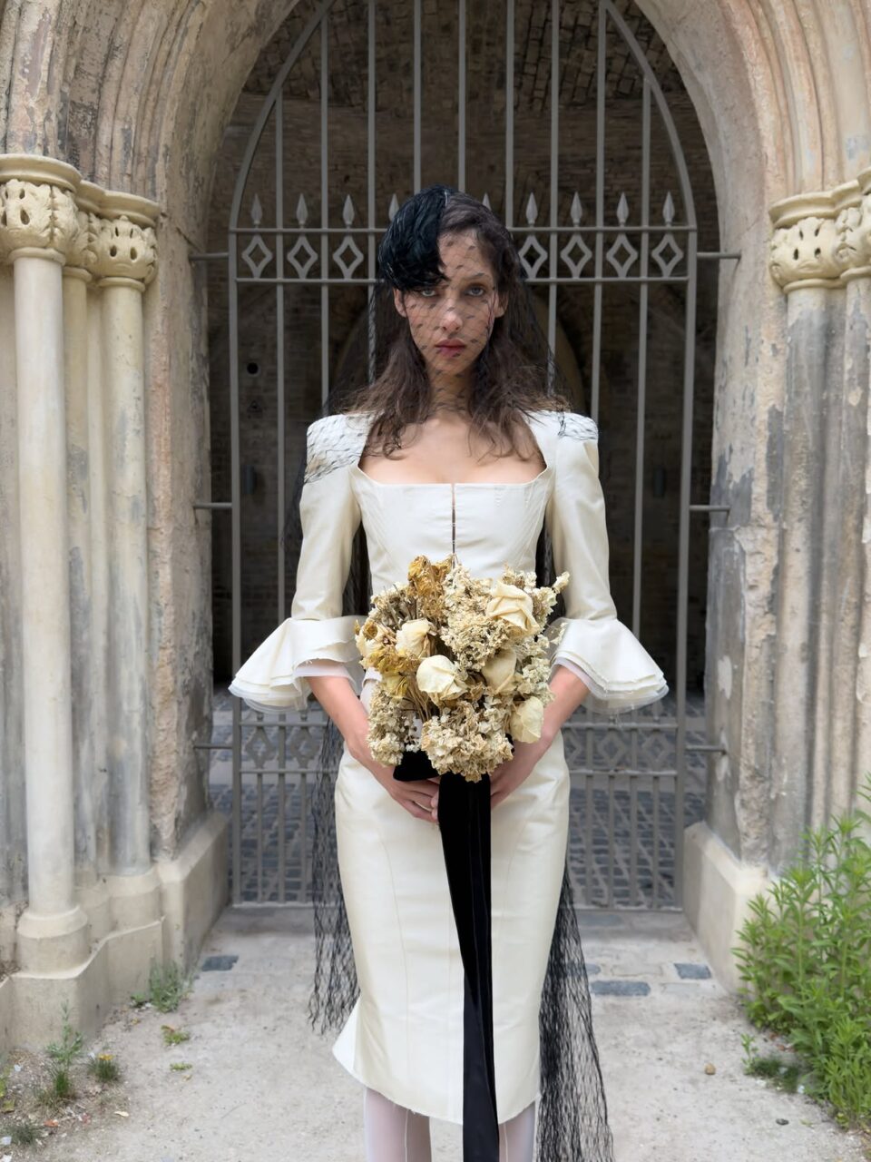 顛覆傳統婚禮美學！Dilara Findikoglu 推出全新新娘膠囊系列：哥德式束腹與內衣風婚紗的叛逆浪漫