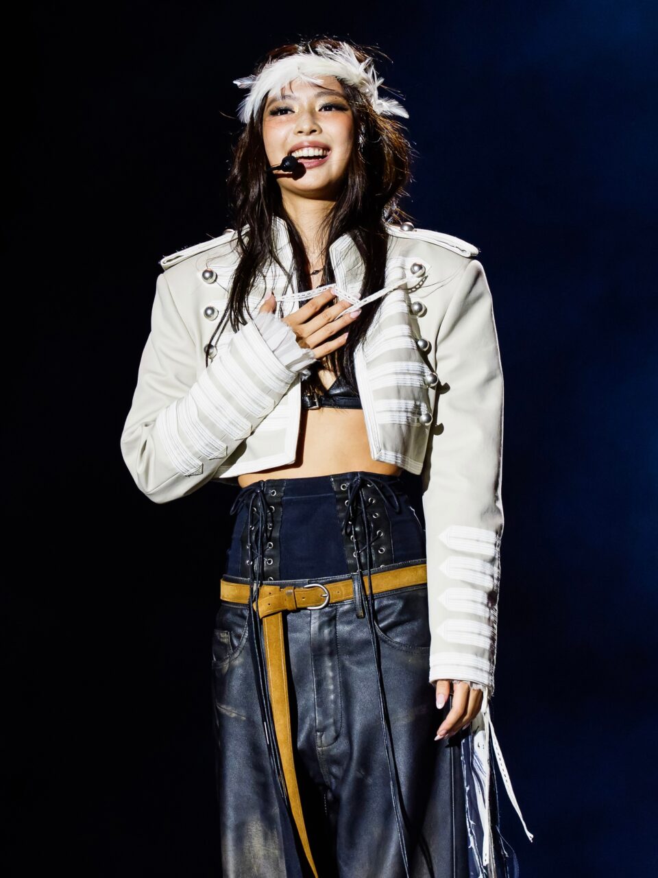 2026 芝加哥 Lollapalooza 音樂節｜盤點最佳舞台造型：Jennie 演繹 Ann Demeulemeester 訂製造型、CORTIS 街頭混搭風展現青春氣息···