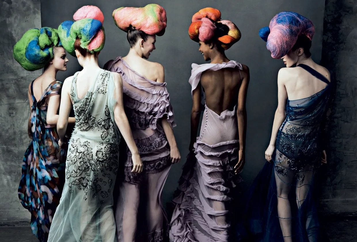 傳奇大師 John Galliano 成為大都會博物館 2027 服裝學院展覽主角！展覽「 Horizons」回顧這位時尚狂人的璀璨時刻與爭議