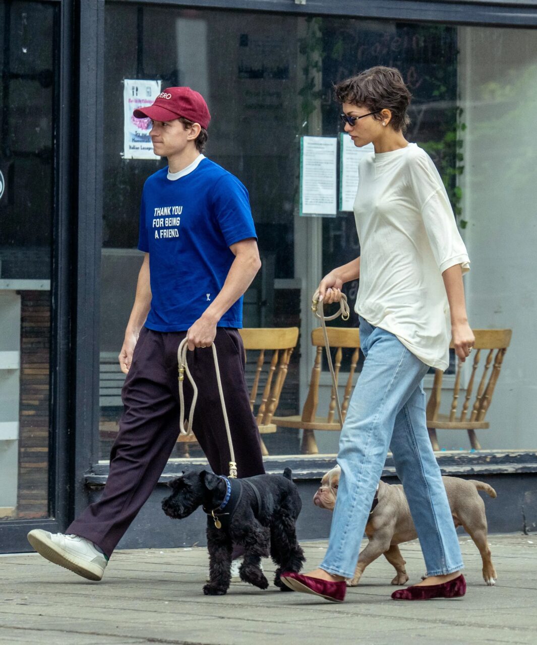 Tom Holland 與 Zendaya 戴上「夫妻對戒」現身倫敦！婚禮後首度公開展示金色婚戒，低調散步放閃