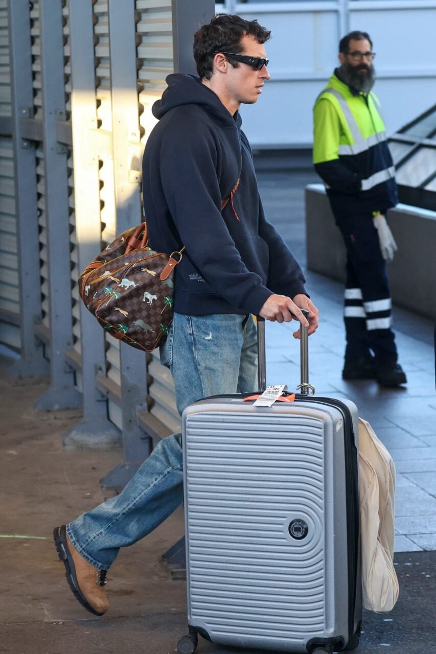 Callum Turner 機場造型手提 Louis Vuitton 《Darjeeling Limited》Keepall 50 限量版旅行袋價值約 6,000 美元，型男配吸睛手袋成最搶鏡組合！