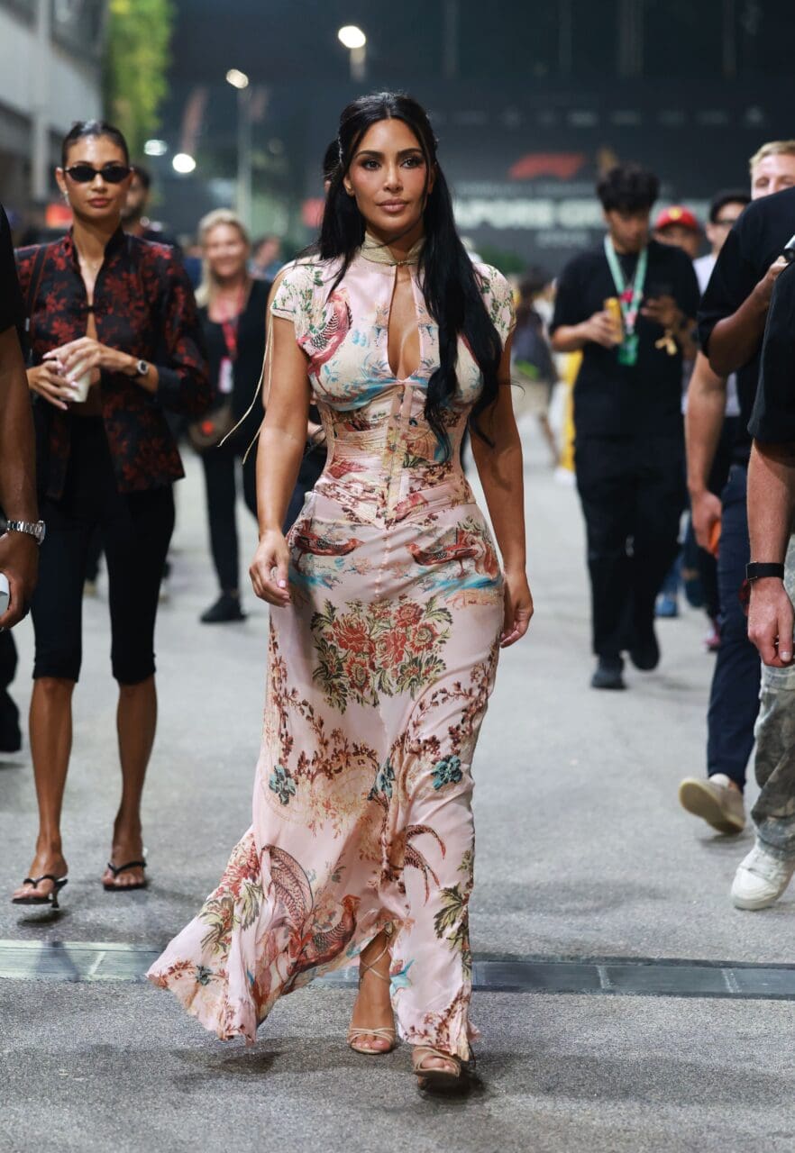 盤點 8 位 F1 車手「最美神級女友」：Kim Kardashian 再現身支持男友、Charles Leclerc 與 Alexandra Leclerc 即將榮升為家長、George Russell 向 Carmen Montero Mundt 求婚成功，一文認識 WAGs 真實身份！