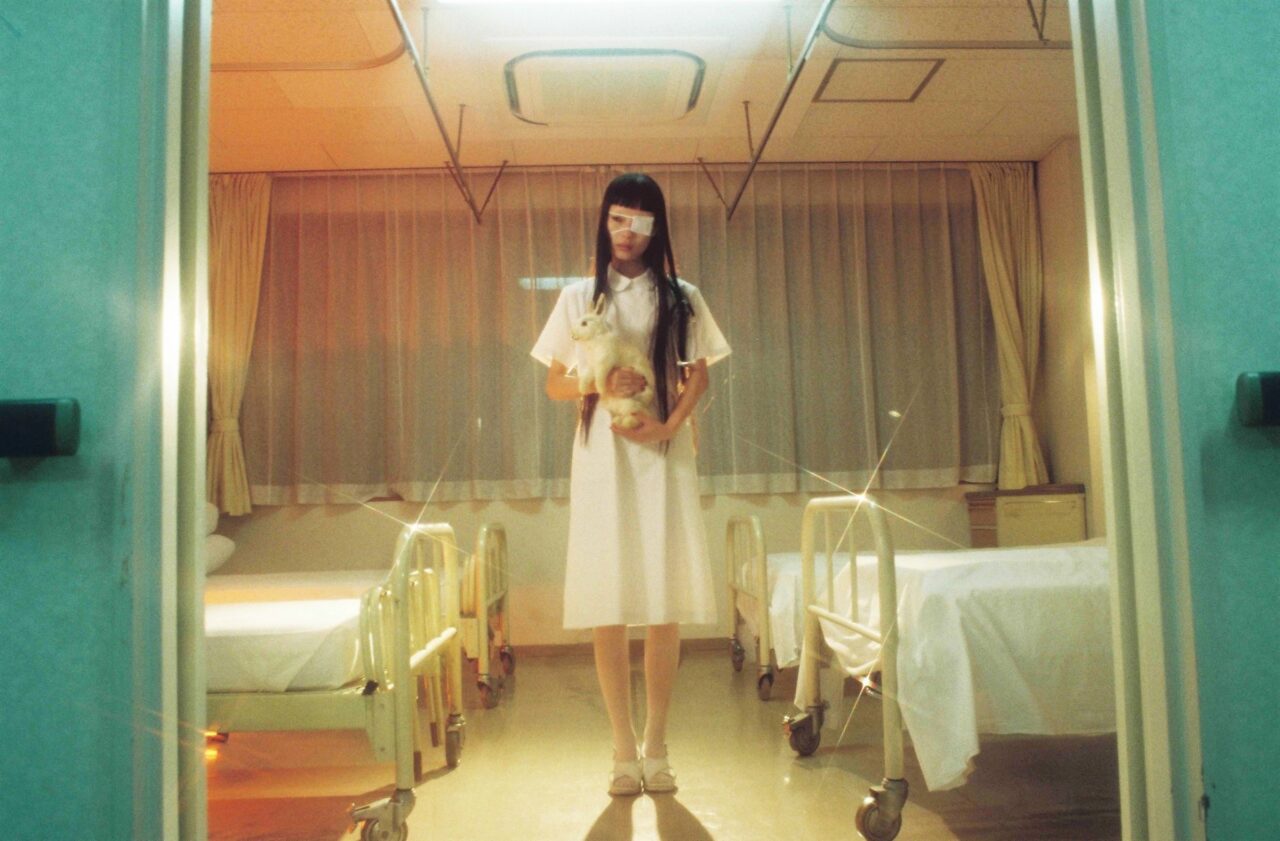 #GirlhoodRedefined 專訪加拿大攝影師兼導演 Petra Collins：「我感興趣的是女性的慾望、好奇、笨拙與脆弱。」