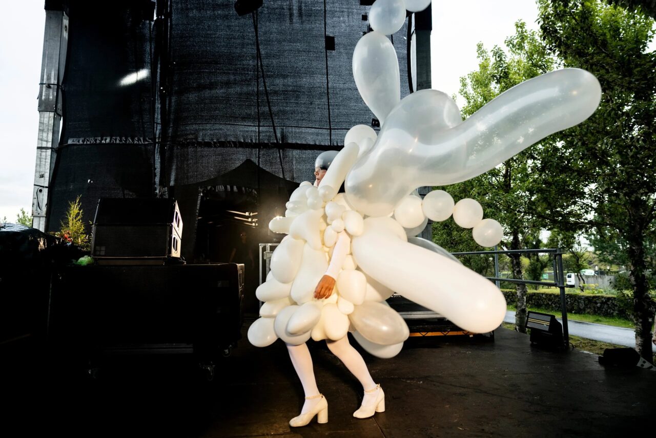 Björk 演繹 Robert Wun 氣球高訂造型！正值冰島日全食之日，穿上 700 個氣球於 Echolalia 音樂節震撼登場，揭秘她多元而和諧的美學宇宙