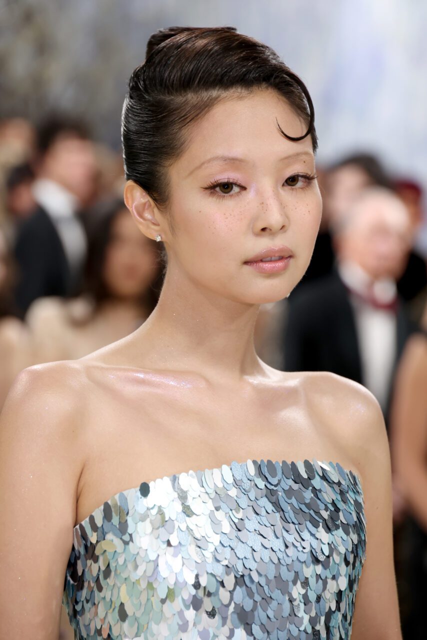 2026有助減齡的幼眉回歸了！連Jennie、Bella Hadid都畫上90年代幼眉毛