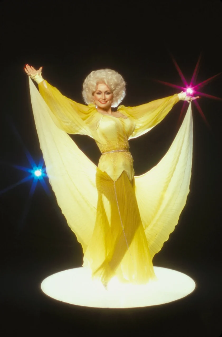 「她從不追潮流」：Dolly Parton 御用造型師拆解其數十年不變的招牌風格