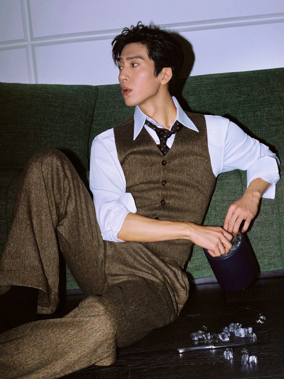 Style File：全北京最有腔調的男人！井柏然憑《早春晴朗》120 套精英男造型翻紅，他為何擁有頂級時尚資源？