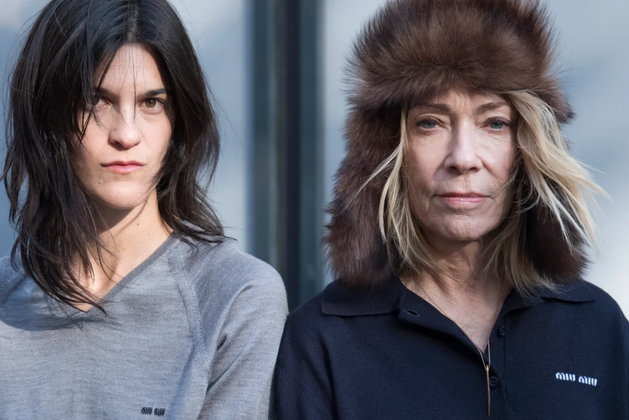 與 Kim Gordon 和 Suzanne Lindon 度過一個愜意的下午｜暢談電影、友誼以及與 Claire Denis 合作打造的 Miu Miu 女性故事系列