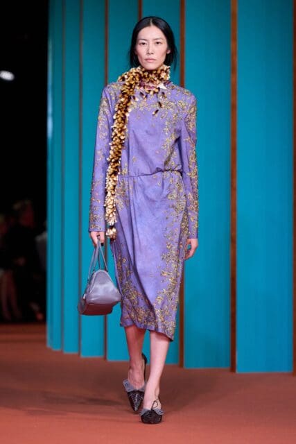 把盛裝穿回日常:Tory Burch 以幽默與奢華,重拾「打扮」的樂趣|Spring / Summer 2027