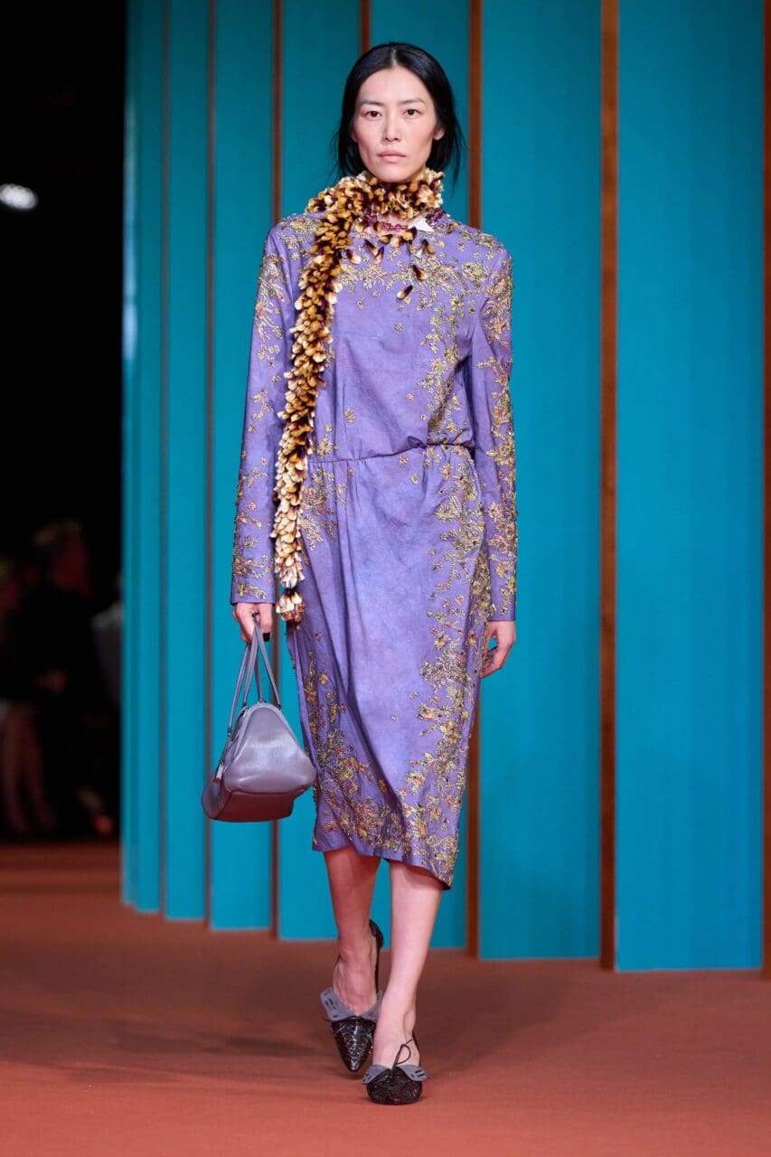 把盛裝穿回日常：Tory Burch 以幽默與奢華，重拾「打扮」的樂趣｜Spring / Summer 2027