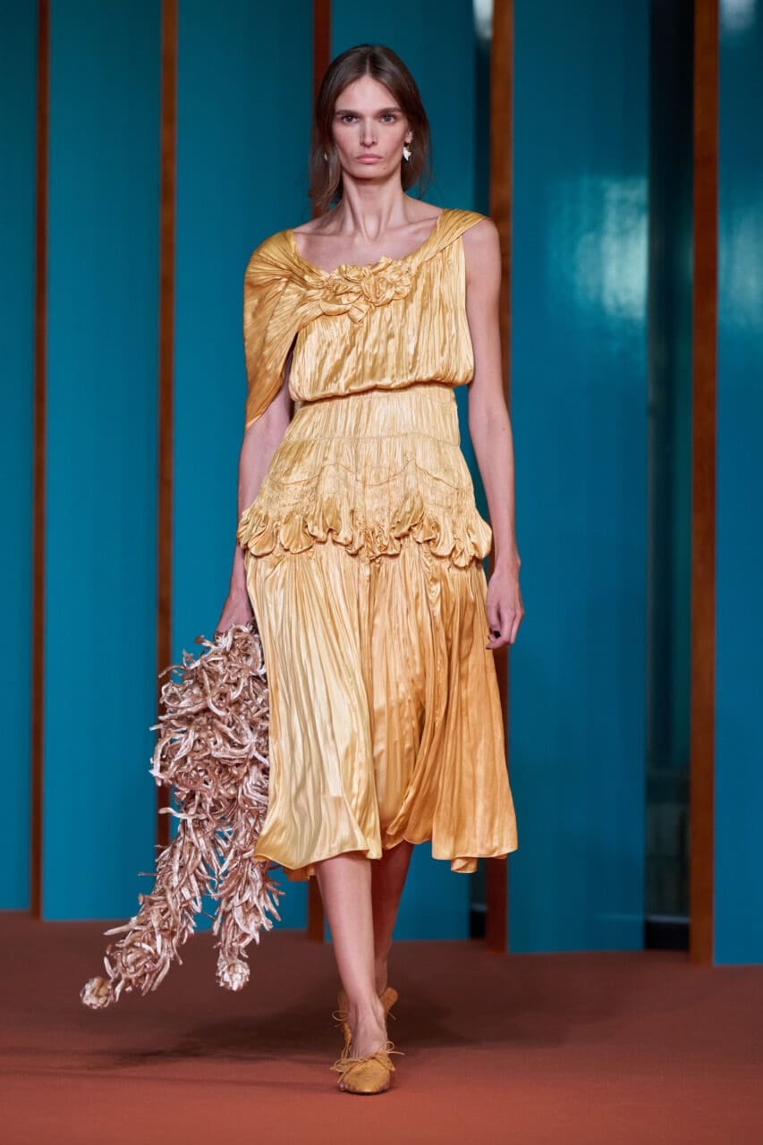 Tory Burch Puts A Little Bite Into Mid-Century Glamour For Spring 2027