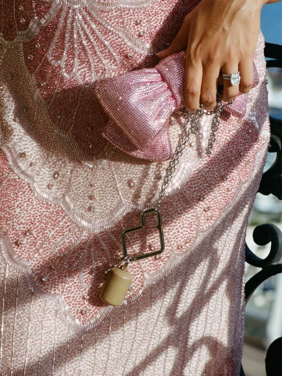 2026 必備!「美妝吊飾」Beauty Bag Charms 將美妝化身為隨身時尚配飾,為手袋及造型增添更多趣味