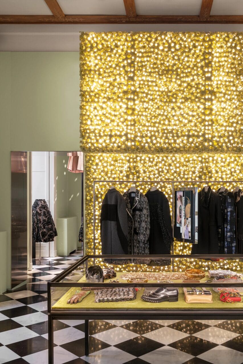 Prada Galleria 全新登場!專訪Lorenzo Bertelli 親述「Prada 一切的起點」:走進米蘭發源地、Pradasphere 展覽與神秘「秘密通道」