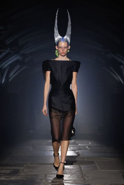 McQueen 以魔性髮型致敬 Rave 文化?從新古典與世俗之間,創出屬於倫敦的混沌精神|Spring / Summer 2027