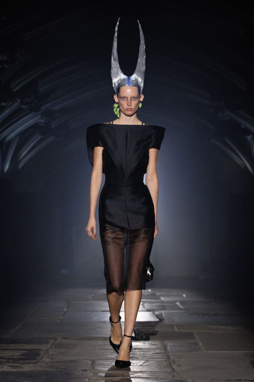 McQueen 以魔性髮型致敬 Rave 文化?從新古典與世俗之間,創出屬於倫敦的混沌精神|Spring / Summer 2027