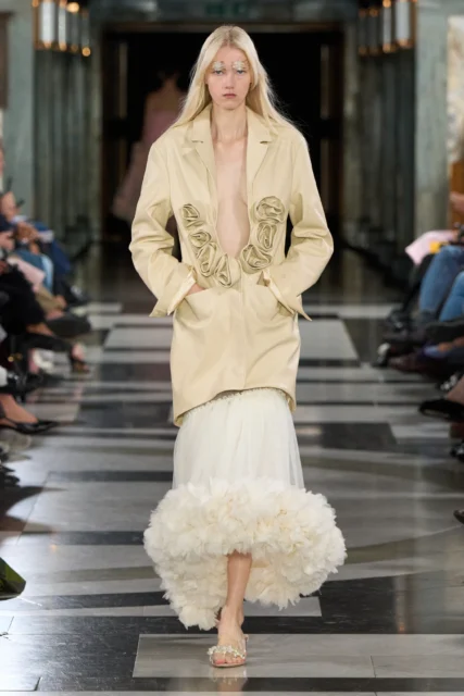 Simone Rocha 重返 Old Bailey:以 Caravaggio 失而復得的名畫為起點,玫瑰、蝴蝶結,那些神聖與日常兼具的少女浪漫|Spring/Summer 2027
