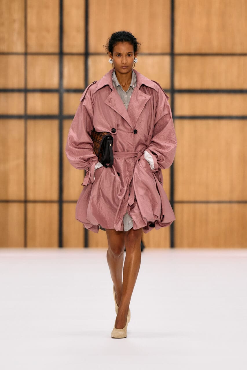 Burberry 時裝騷主角不是 Central Cee！Daniel Lee 與 Celia Birtwell 攜手顛覆英倫風格｜Spring / Summer 2027