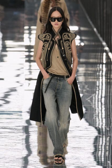 讓服裝隨身體起舞:Fendi 尋找線條與律動的終極自由|Spring / Summer 2027