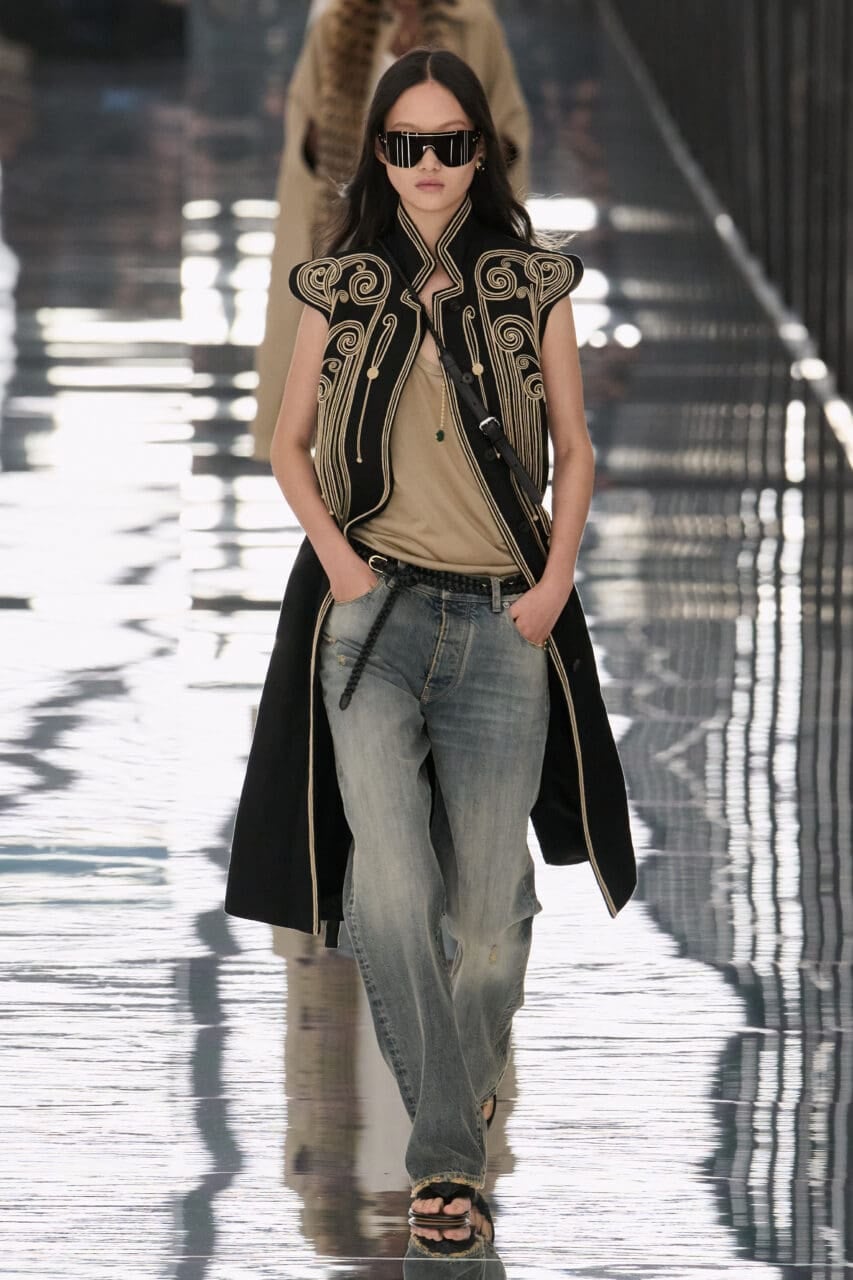 讓服裝隨身體起舞：Fendi 尋找線條與律動的終極自由｜Spring / Summer 2027