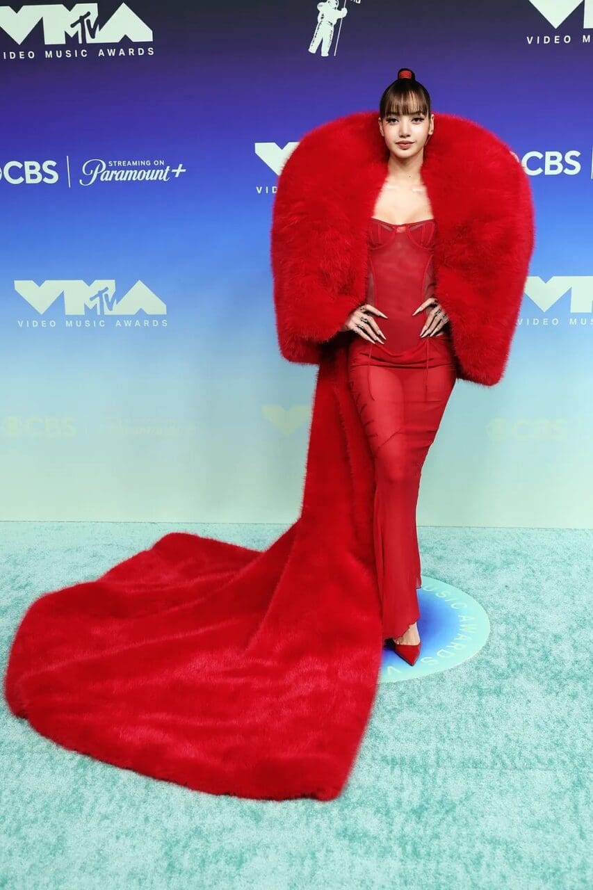 2026 MTV VMAs 紅地毯造型盤點：Lisa 穿中國新銳設計師 Quine Li、Charli XCX 穿 Saint Laurent，Taylor Swift、Tyla 等造型一次看！