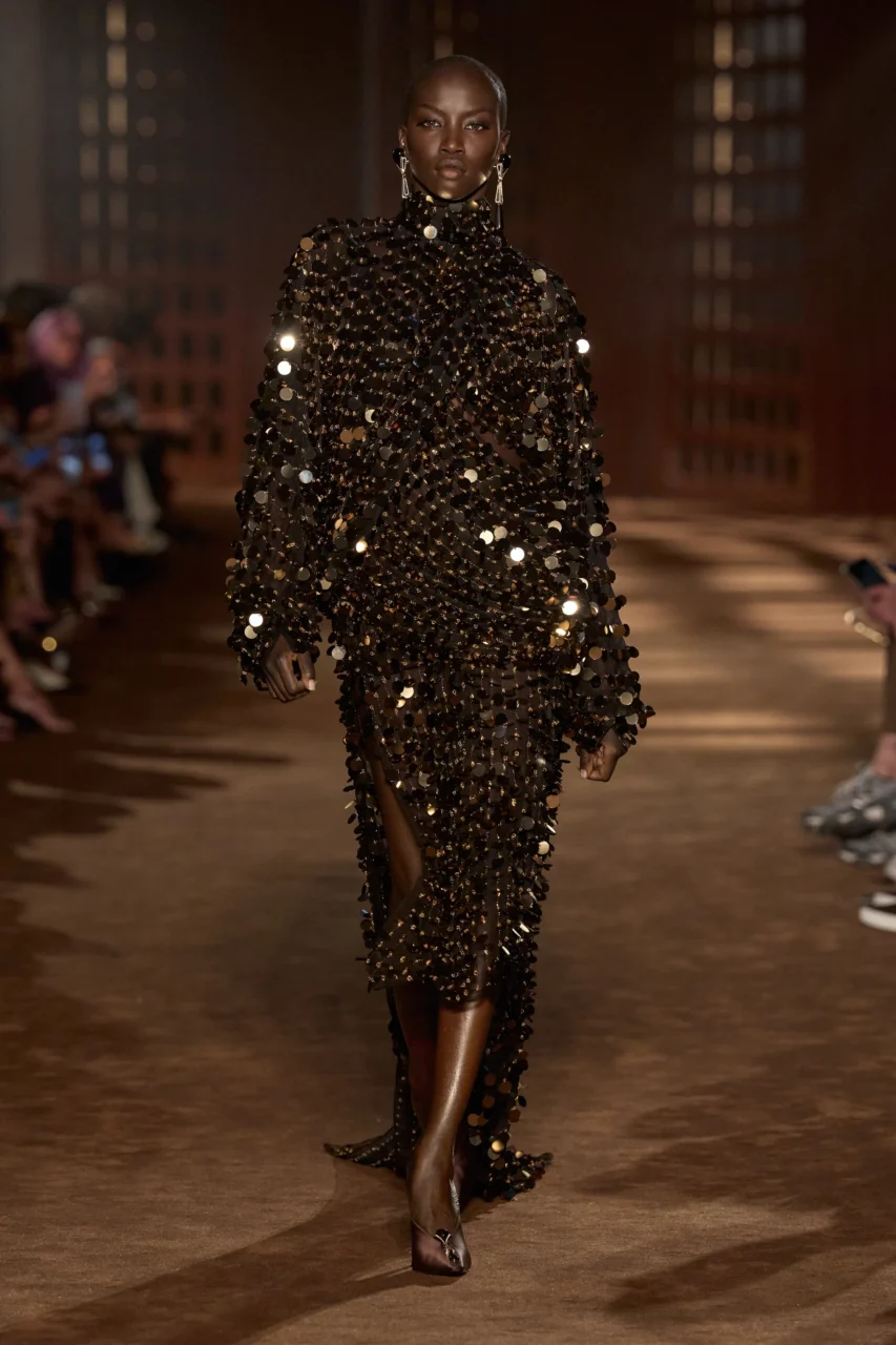 Ferragamo 以當代視角訴說解放故事：40 年代制服的極致提煉｜Spring / Summer 2027