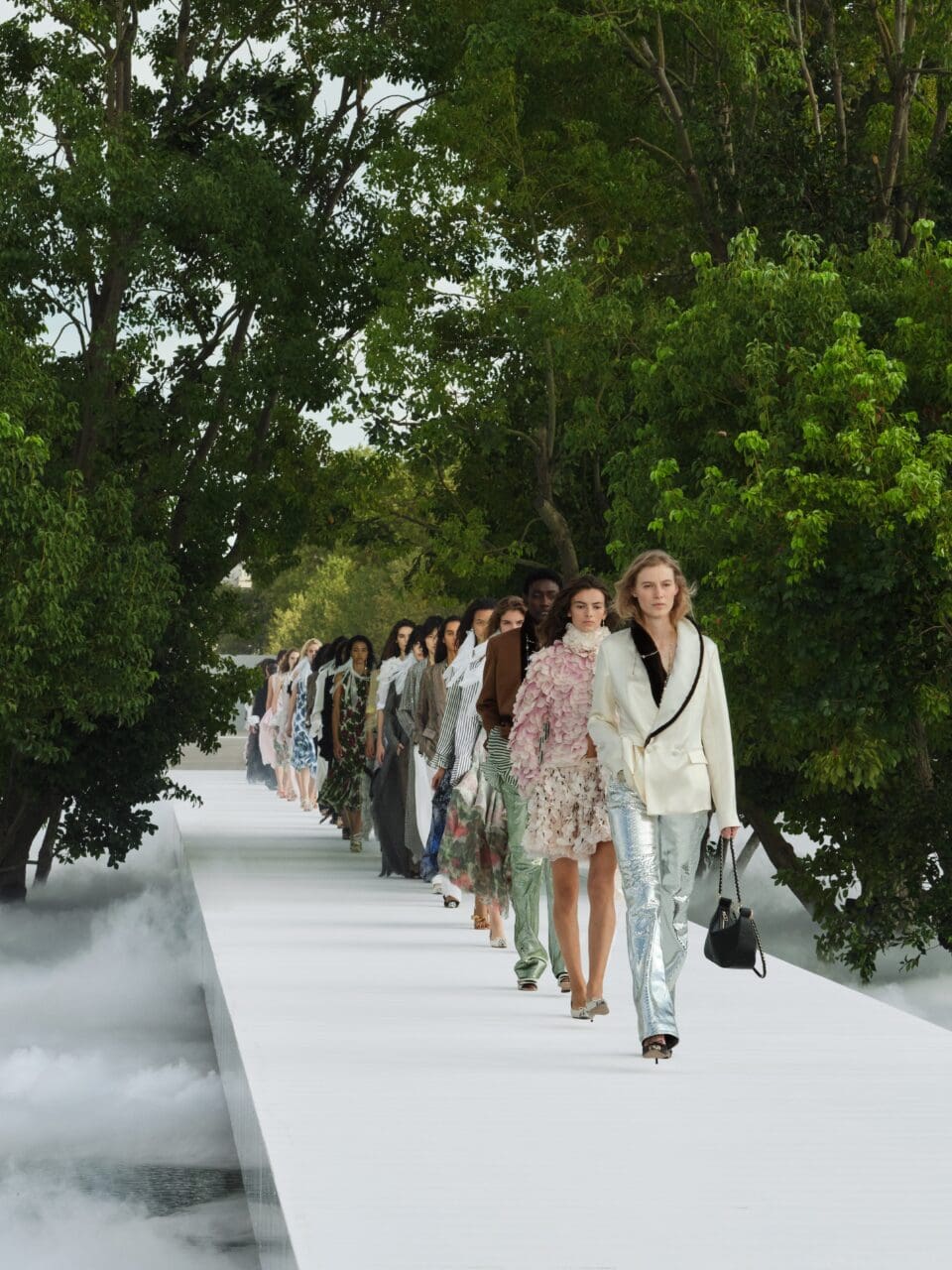 Jonathan Anderson 想讓 Dior 變輕,答案藏在「減法」之中|Spring / Summer 2027