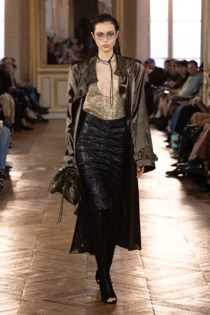 Balmain 的加州幻夢:Antonin Tron 從巴黎高訂到沙漠迷幻,重寫品牌性感基因|Spring / Summer 2027