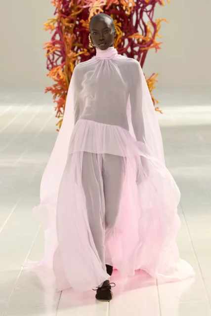 回歸製衣傳統，Pierpaolo Piccioli 於 Balenciaga 尋找高訂中的日常平衡｜Spring / Summer 2026