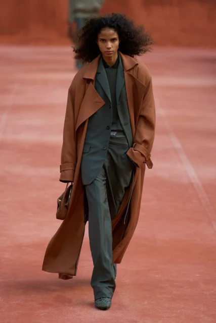 Pelagia Kolotouros 以紅土汗水與倒置標誌,血洗 Lacoste 的優雅規訓?|Spring / Summer 2027