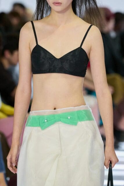 迷你裙究竟是束縛還是反叛的武器？從 Prada 到 Vivienne Westwood，裙長之爭如何改寫女性時尚史