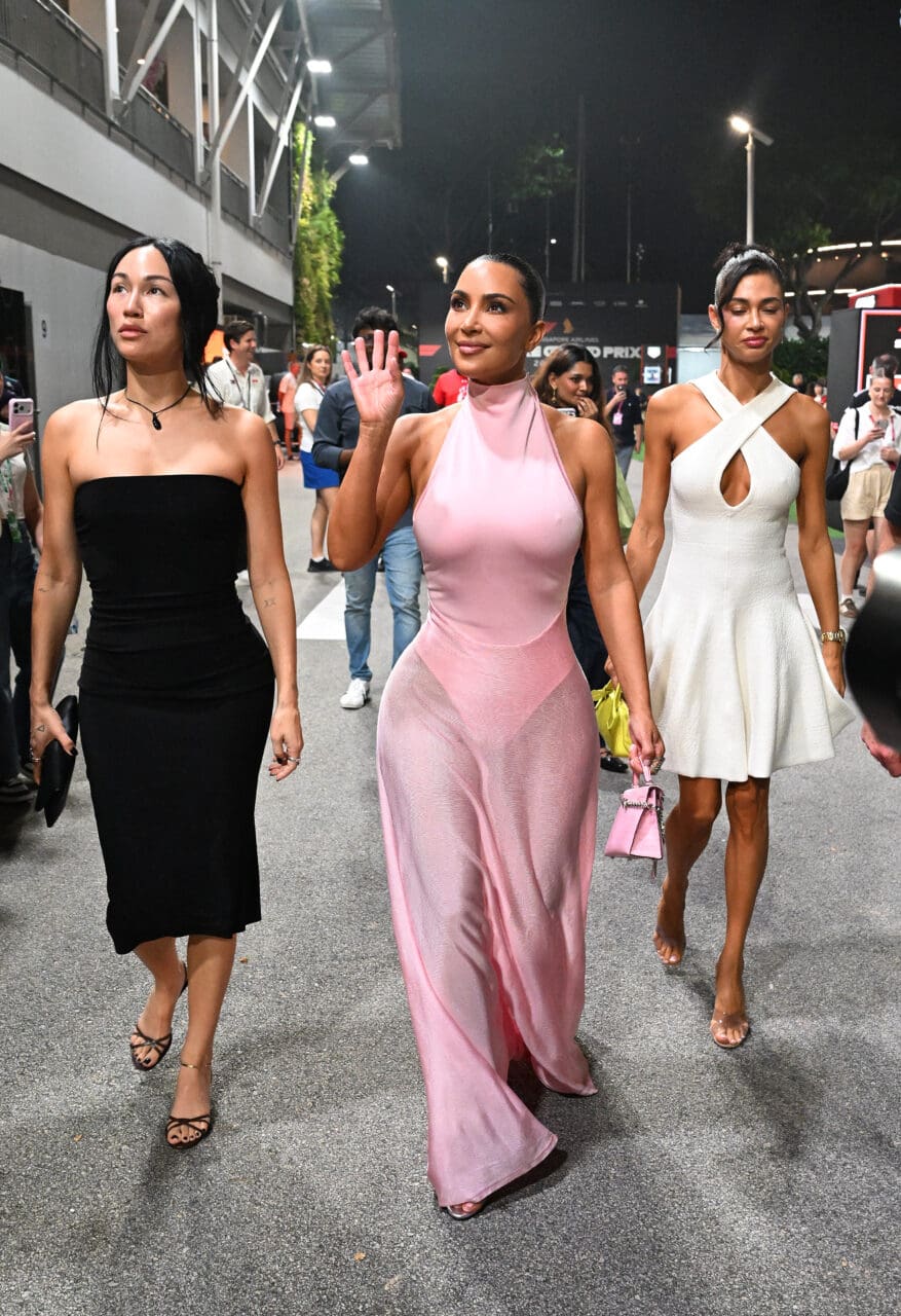 2026 F1 新加坡大獎賽名人盤點：Kim Kardashian 穿 Alaïa 粉紅裙支持 Lewis Hamilton、IVE 張員瑛、Stray Kids Felix、MEOVV、TWICE 周子瑜亮相，林俊傑、CORTIS 、Zara Larsson 等登台演出！