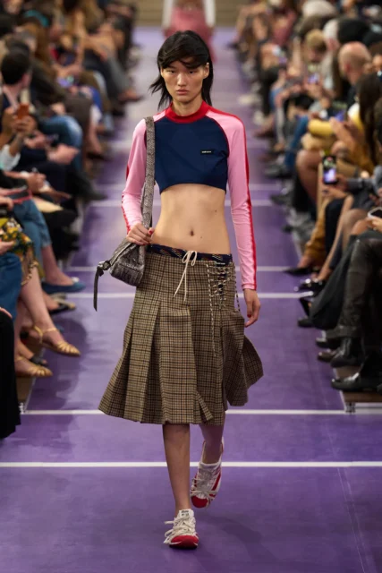 奢華俱樂部裏的隨性混搭革命,Miu Miu 重新定義當代奢華美學|Spring / Summer 2027