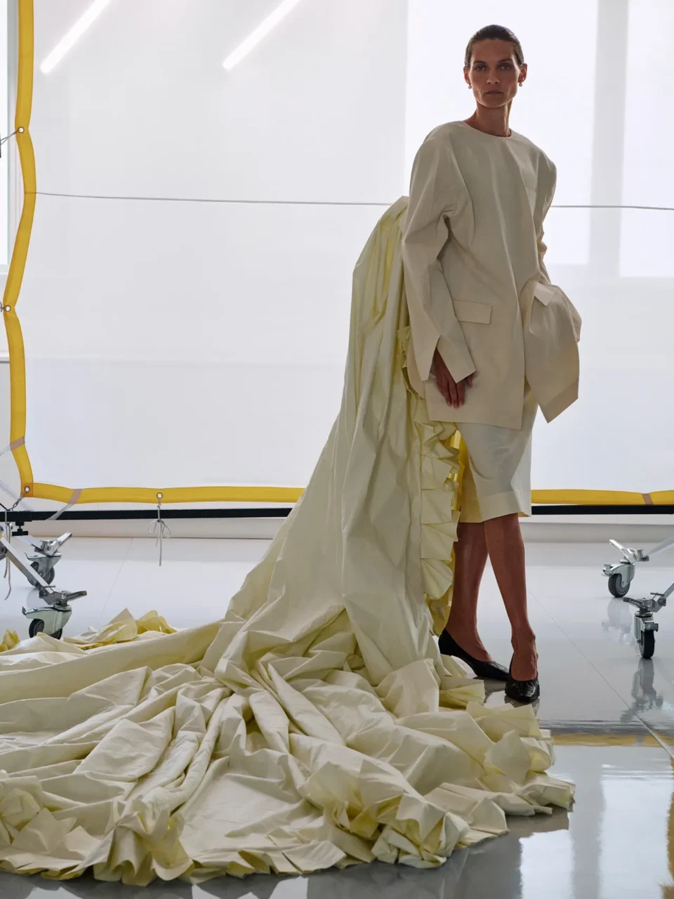 Phoebe Philo 新作 Collection F 登場，極簡美學與優雅撩人的平衡之道｜Spring 2027