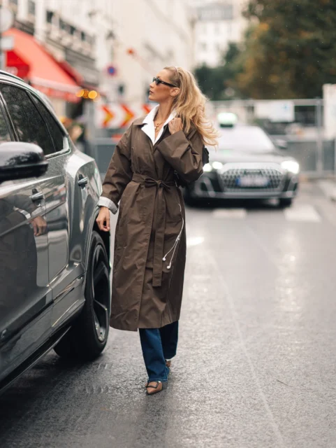2026 秋季應該穿甚麼外套？風褸搜尋量急升 355%，從 Burberry 到 Chloé 看經典新變化
