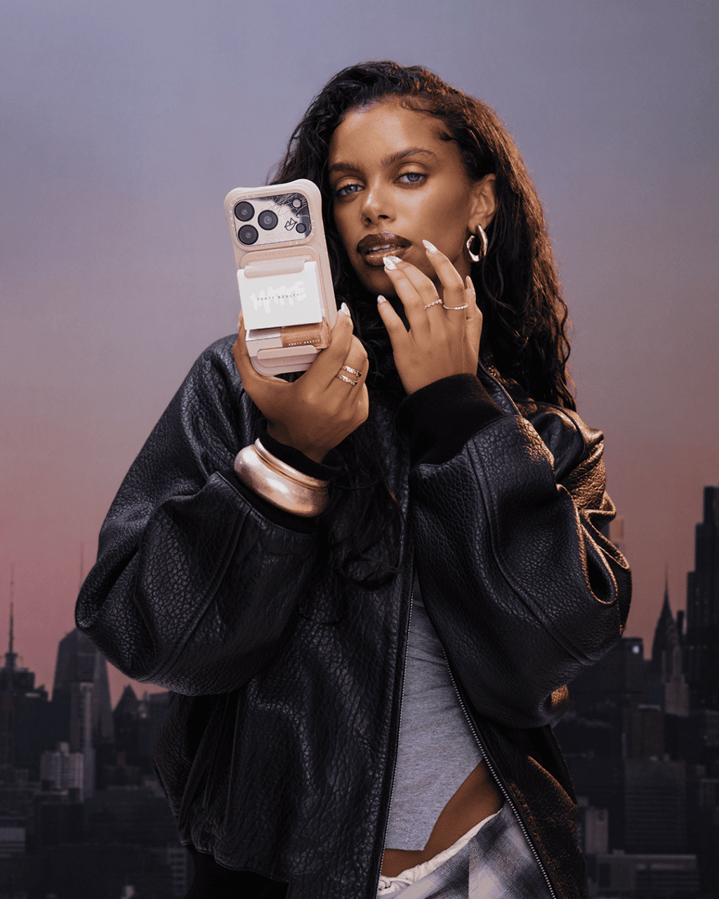 能代替rhode手機殼成為「補妝神器」嗎？Fenty Beauty聯乘CASETiFY推出免提式隨身補妝手機配件！