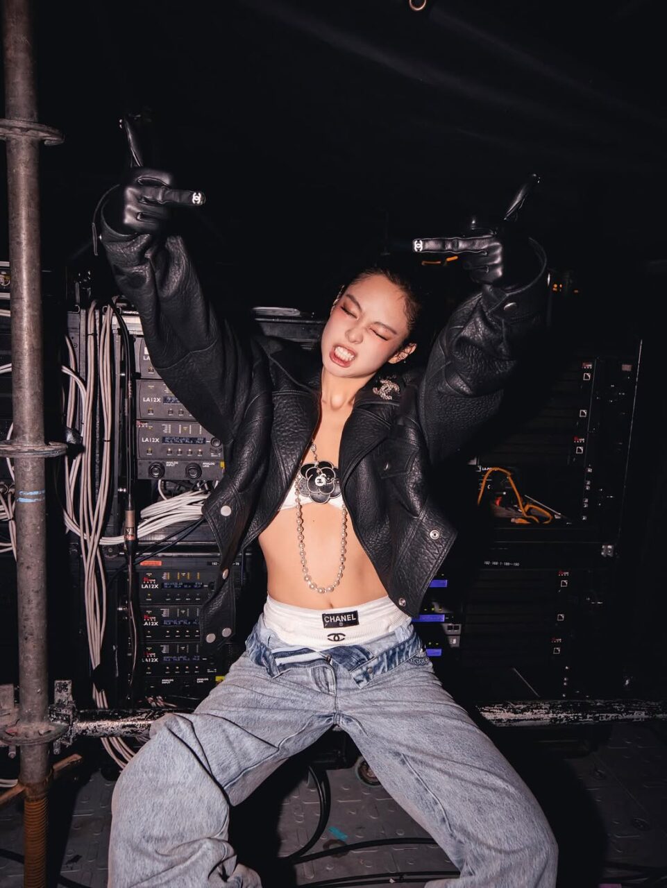 Blackpink《DEADLINE》演唱會造型一覽！Jennie性感復古CHANEL造型、Lisa化身粉紅色Labubu⋯⋯