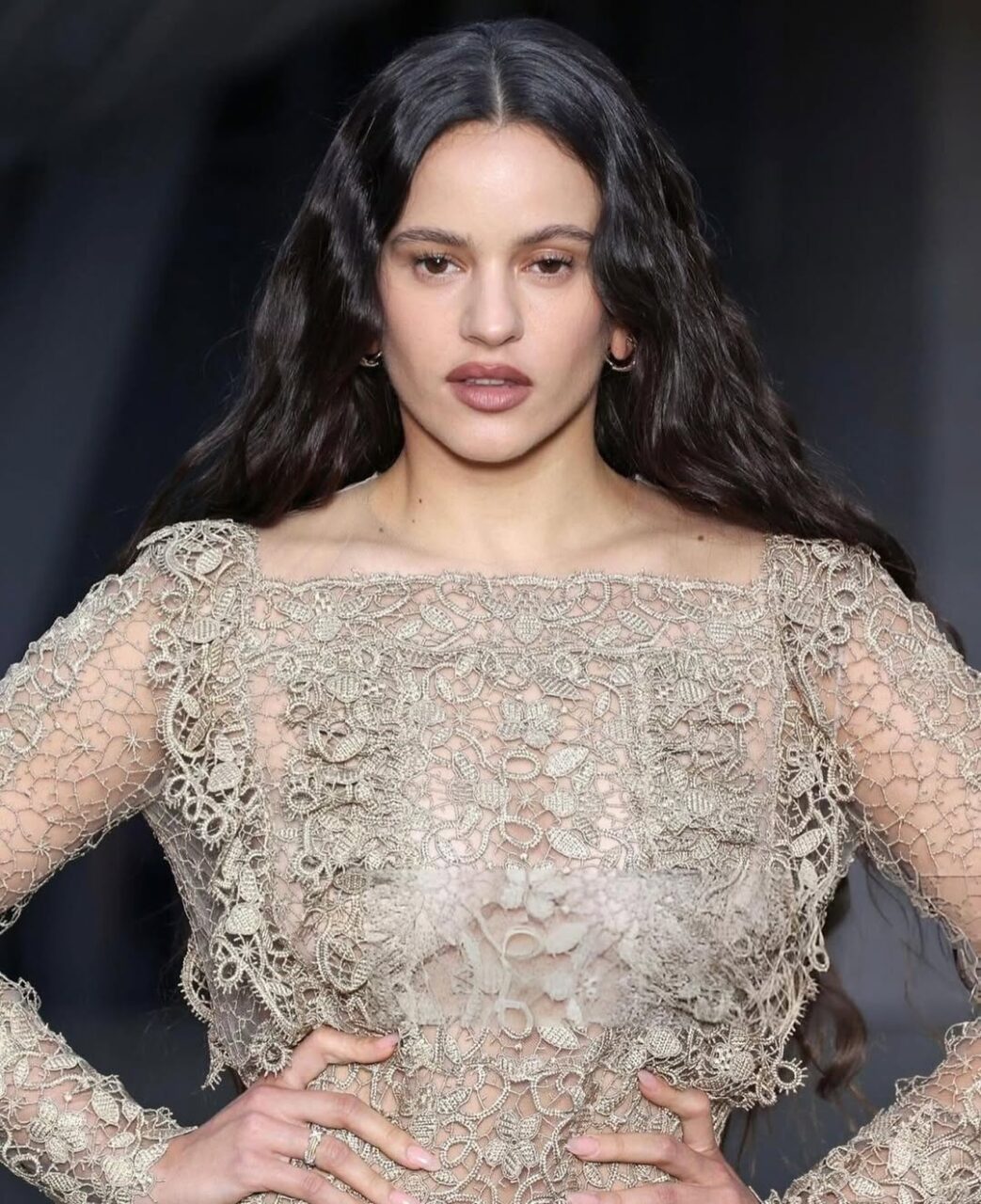 Rosalía攜新專輯《LUX》回歸!關於西班牙小天后Rosalía的5件事:將出演《Euphoria》、Lisa也是她的粉絲!