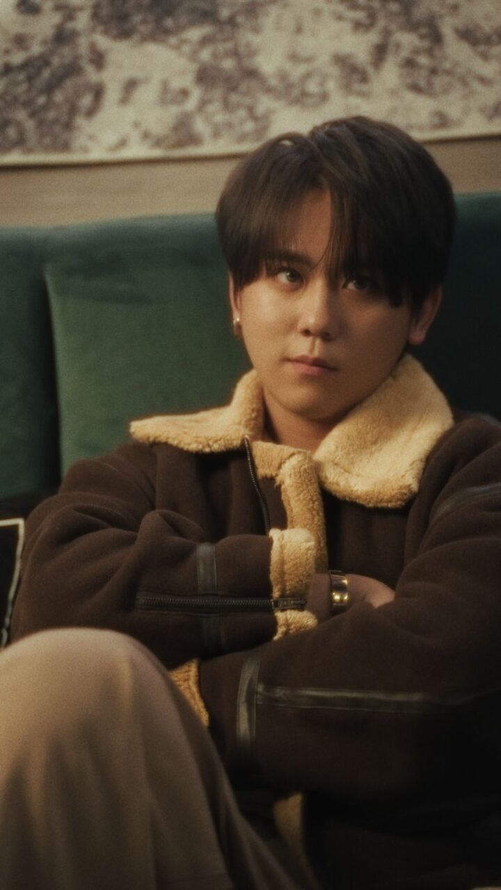 帶著第十九首個人單曲回歸的姜濤，身穿 MASTERMIND WORLD 再次登上 Vogue Hong Kong 十月數碼封面